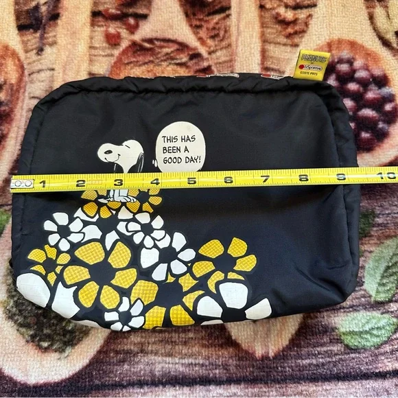 Lesportsac x Peanuts Snoopy Daisy XL Rectangular Cosmetic Bag - Picture 4 of 13